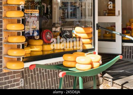 Pays-Bas, Edam, vieille ville, spui, magasin de fromage, fenêtre avec roues à fromage Banque D'Images