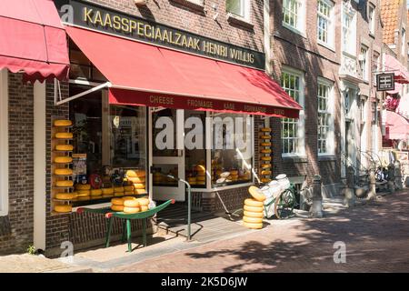 Pays-Bas, Edam, vieille ville, spui, magasin de fromage, fenêtre avec roues à fromage Banque D'Images