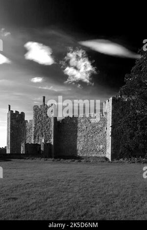 Vue sur le château de Framingham (1157-1216,) village de Framingham, comté de Suffolk, Angleterre, Royaume-Uni Banque D'Images