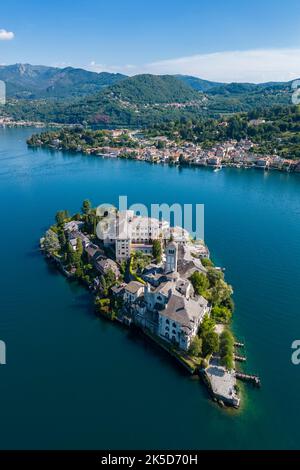 Vue aérienne d'Isola di San Giulio sur le lac Orta en été. Lac Orta, province de Novara, Piémont, Italie. Banque D'Images