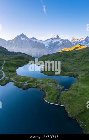 Vue aérienne du lac Bachalpsee pendant un lever de soleil d'été. Grindelwald, canton de Berne, Suisse, Europe. Banque D'Images