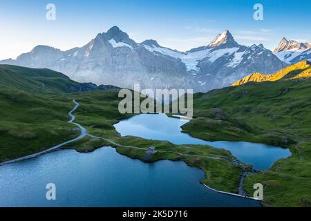 Vue aérienne du lac Bachalpsee pendant un lever de soleil d'été. Grindelwald, canton de Berne, Suisse, Europe. Banque D'Images