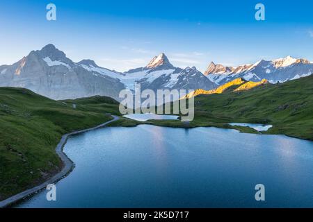 Vue aérienne du lac Bachalpsee pendant un lever de soleil d'été. Grindelwald, canton de Berne, Suisse, Europe. Banque D'Images