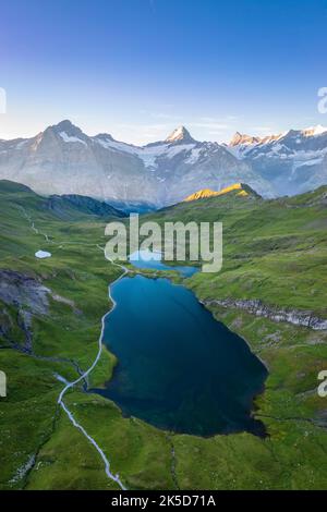 Vue aérienne du lac Bachalpsee pendant un lever de soleil d'été. Grindelwald, canton de Berne, Suisse, Europe. Banque D'Images