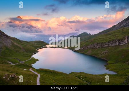 Vue aérienne du lac Bachalpsee pendant un coucher de soleil d'été. Grindelwald, canton de Berne, Suisse, Europe. Banque D'Images