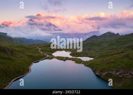 Vue aérienne du lac Bachalpsee pendant un coucher de soleil d'été. Grindelwald, canton de Berne, Suisse, Europe. Banque D'Images