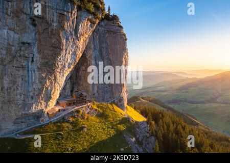 Vue aérienne de Berggasthaus aescher au lever du soleil, canton d'Appenzell, Alpstein, Suisse, Europe Banque D'Images