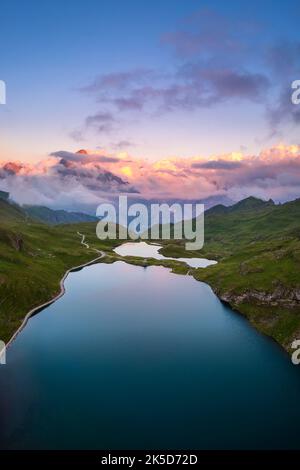 Vue aérienne du lac Bachalpsee pendant un coucher de soleil d'été. Grindelwald, canton de Berne, Suisse, Europe. Banque D'Images