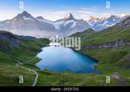 Vue aérienne du lac Bachalpsee pendant un lever de soleil d'été. Grindelwald, canton de Berne, Suisse, Europe. Banque D'Images