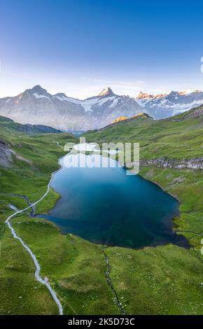 Vue aérienne du lac Bachalpsee pendant un lever de soleil d'été. Grindelwald, canton de Berne, Suisse, Europe. Banque D'Images