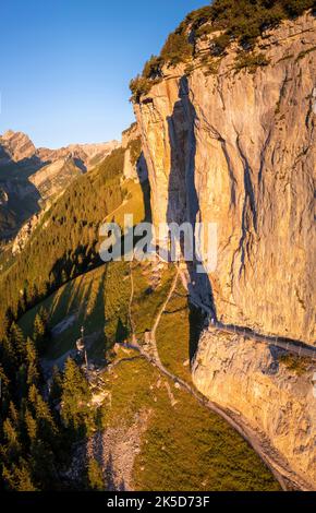 Vue aérienne de Berggasthaus aescher au lever du soleil, canton d'Appenzell, Alpstein, Suisse, Europe Banque D'Images