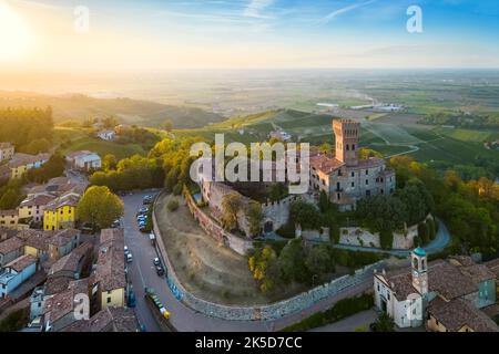 Vue aérienne du château de Cigognola et des vignobles au coucher du soleil. Cigognola, Oltrepo Pavese, province de Pavie, Lombardie, Italie. Banque D'Images