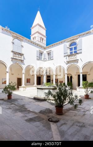 Le cloître de l'église Saint François dans le centre-ville de Piran. Piran, Slovénie. Banque D'Images
