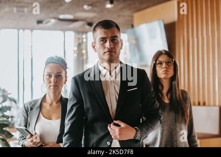 Groupe de personnes d'affaires réussies debout ensemble au bureau. Banque D'Images