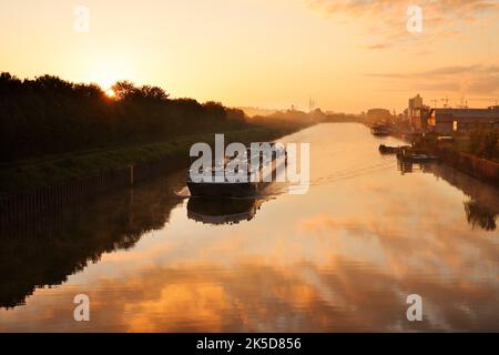 Cargo sur le canal de Datteln-Hamm au lever du soleil, Hamm, Rhénanie-du-Nord-Westphalie, Allemagne Banque D'Images