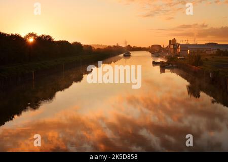 Cargo sur le canal de Datteln-Hamm au lever du soleil, Hamm, Rhénanie-du-Nord-Westphalie, Allemagne Banque D'Images