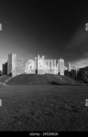 Vue sur le château de Framingham (1157-1216,) village de Framingham, comté de Suffolk, Angleterre, Royaume-Uni Banque D'Images