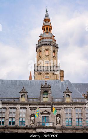 Ancienne Cour de justice avec Beffroi, Veurne, Flandre Occidentale, Flandre, Belgique Banque D'Images