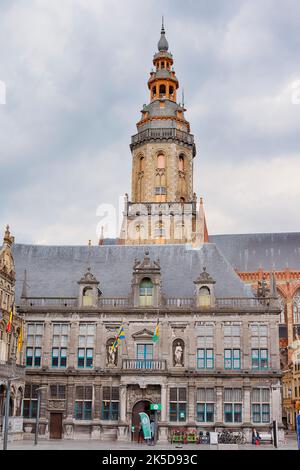 Ancienne Cour de justice avec Beffroi, Veurne, Flandre Occidentale, Flandre, Belgique Banque D'Images