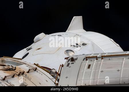 L'équipage du SpaceX Dragon Endurance qui transporta quatre astronautes Crew-3 à la Station spatiale internationale est photographié amarré au port orienté vers l'avant du module Harmony. Banque D'Images
