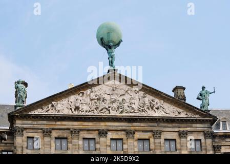 Statue d'Atlas et reliefs sur le fronton, Paleis op de Dam, Palais Royal, Amsterdam, Hollande-Nord, pays-Bas Banque D'Images