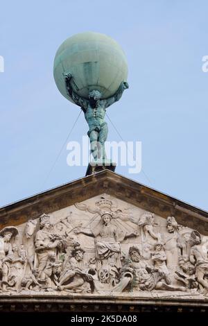 Statue d'Atlas et reliefs sur le fronton, Paleis op de Dam, Palais Royal, Amsterdam, Hollande-Nord, pays-Bas Banque D'Images