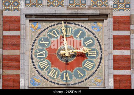 Horloge sur la façade, Amsterdam Centraal, gare centrale, Amsterdam, Hollande du Nord, Pays-Bas Banque D'Images