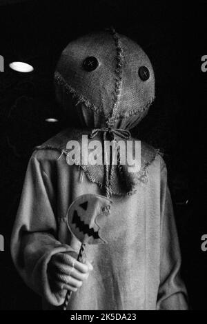 Une effrayante escroquerie d'Halloween avec un masque à tête de citrouille à sac de toile de jute et un lumpop de citrouille dans la ville historique de Salem, Massachusetts. L'image a été capturée sur b Banque D'Images