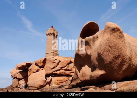 Mean Ruz Lighthouse and Granite Rocks, Ploumanac'h, Côte de granit Rose, Côtes-d'Armor, Bretagne, France Banque D'Images