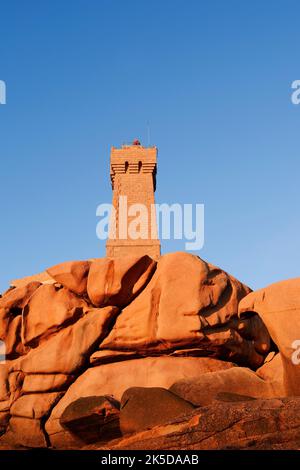 Phare de la Ruz moyenne et rochers de granit, Ploumanac'h, Côte de granit Rose, Côtes-d'Armor, Bretagne, France Banque D'Images