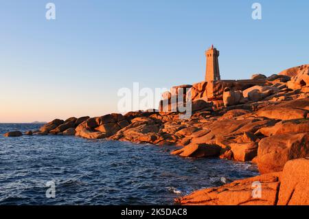 Mean Ruz Lighthouse and Granite Rocks, Ploumanac'h, Côte de granit Rose, Côtes-d'Armor, Bretagne, France Banque D'Images