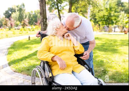 Beau couple senior avec handicap en plein air - personnes âgées à l'âge de 60, 70, 80 avoir du plaisir et passer du temps ensemble, des concepts sur les personnes âgées, Banque D'Images
