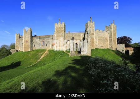 Vue sur le château de Framingham (1157-1216,) village de Framingham, comté de Suffolk, Angleterre, Royaume-Uni Banque D'Images