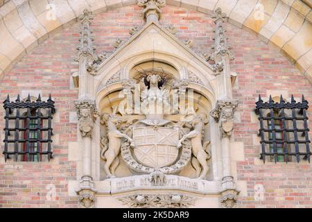 Figures et armoiries à l'entrée du musée Gruuthuse, Bruges, Flandre Occidentale, Flandre, Belgique Banque D'Images