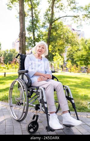 Belle femme âgée avec un handicap en plein air - personnes âgées à l'âge de 60, 70, 80 s'amuser et passer du temps ensemble, concepts sur les personnes âgées, s Banque D'Images