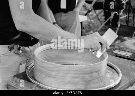 Un artisan crée un magnifique tambour à la main au Lowell Folk Festival dans la ville historique de Lowell, Massachusetts. L'image a été prise en noir et blanc Banque D'Images