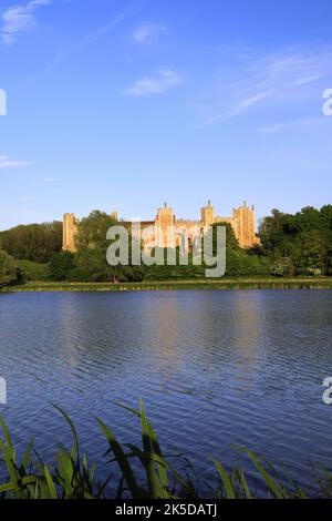 Vue sur le château de Framingham (1157-1216,) village de Framingham, comté de Suffolk, Angleterre, Royaume-Uni Banque D'Images