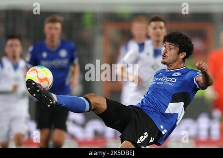 Bielefeld, Allemagne. 07th octobre 2022. Football: 2nd Bundesliga, Arminia Bielefeld - Karlsruher SC, Matchday 11 à la Schüco Arena. Guilherme Ramos de Bielefeld joue le ballon. Credit: Friso Gentsch/dpa - Nutzung nur nach schriftlicher Vereinbarung mit der dpa/Alay Live News Banque D'Images