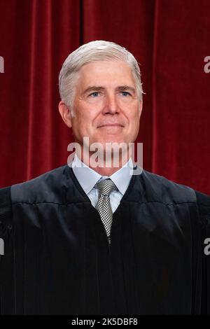Washington DC, États-Unis. 07th octobre 2022. Washington, DC, États-Unis. 7th octobre 2022. Le juge associé Neil Gorsuch lors de la photographie de groupe officielle à la Cour suprême à Washington, DC, Etats-Unis, le vendredi 7 octobre, 2022. La cour a ouvert son nouveau mandat lundi avec un calendrier déjà plein de grands affrontements, y compris deux cas qui pourraient mettre fin à l'utilisation de la race dans les admissions à l'université. Credit: Eric Lee/Pool via CNP/dpa/Alay Live News Credit: dpa Picture Alliance/Alay Live News Banque D'Images