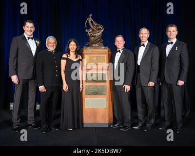 Des membres de l'équipe d'hélicoptères Ingenuity Mars de la NASA se tiennent à côté du trophée collier lors du dîner Robert J. collier à Washington sur 9 juin 2022. L'équipe a reçu le trophée collier 2021 pour le premier vol motorisé et contrôlé d'un avion sur une autre planète, ouvrant ainsi le ciel de Mars et d'autres mondes pour la découverte et l'exploration scientifiques futures, selon la citation du prix. De gauche à droite Teddy Tzanetos, équipe d'Ingenuity dirigée au Jet propulsion Laboratory de la NASA ; Bob Balaram, ingénieur en chef Ingenuity émérite à JPL ; MiMi Aung, ancien gestionnaire de projet Ingenuity à JPL ; Bobby Banque D'Images