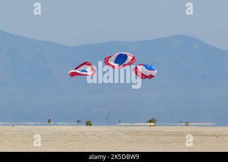 Le vaisseau spatial CST-100 Starliner a terminé sa mission OFT-2 sans équipage et a atterri à White Sands Space Harbor au Nouveau-Mexique le 25 mai 2022, dans le cadre du programme commercial Crew de la NASA. Banque D'Images
