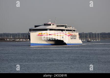 Le ferry à grande vitesse qui traverse le canal DE LIBÉRATION CONDOR quitte le port international et se dirige vers les îles Anglo-Normandes Banque D'Images