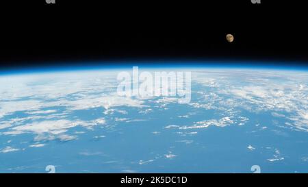 La lune gibbbous cirée a été photographiée depuis l'ISS alors qu'elle était en orbite à 260 miles au-dessus de l'océan Pacifique au sud des îles Aléoutiennes de l'Alaska. Banque D'Images