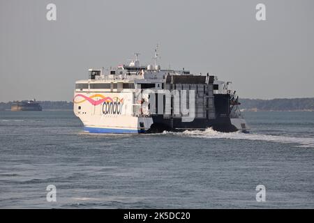 Le ferry à grande vitesse DE LIBÉRATION CONDOR traverse le Solent Banque D'Images