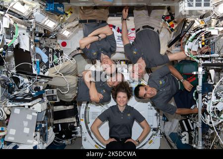 Les membres de l'équipage de l'expédition 66 posent pour une photo de groupe dans le module expérience japonaise (JEM) à bord de la Station spatiale internationale. Dans le sens des aiguilles d'une montre, à partir du centre, se trouvent l'astronaute de 66 la NASA Kayla Barron, l'astronaute de la NASA Tom Marshburn, l'astronaute de l'Agence spatiale européenne (ESA) Matthias Maurer, l'astronaute de la NASA Mark Vande Hei et l'astronaute de la NASA Raja Chari. Banque D'Images