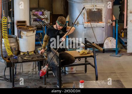 Un souffleur de verre faisant une démonstration au National Glass Center de Sunderland, au Royaume-Uni. Banque D'Images