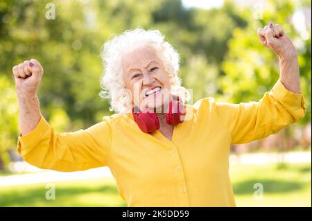 Cool, moderne et heureuse vieille femme portrait - personnes âgées à l'âge de 60, 70, 80 avoir du plaisir et passer du temps ensemble, des concepts au sujet de l'aîné Banque D'Images