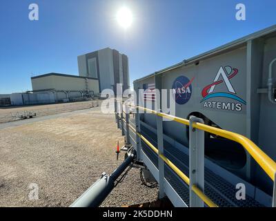 Huit nouveaux logos Artemis de la NASA (quatre grands, quatre petits) ont été installés sur Crawler-transporter 2 au Centre spatial Kennedy en vue du lancement prochain d'Artemis I. le bâtiment d'assemblage de véhicules, à l'arrière, C'est là que le système de lancement spatial de la NASA et l'engin spatial Orion sont actuellement empilés et sont prêts à être lancés sur le dessus de la chenille pour lancer Pad 39B pour la première fois. Banque D'Images