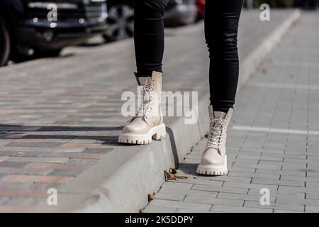 Nouvelle collection de chaussures de printemps pour Femme. Jambes féminines fines gros plan dans des bottes en cuir véritable. Banque D'Images
