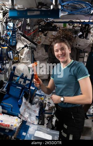 Kayla Barron, astronaute et ingénieur de vol de la NASA pour l'expédition 67, est photographié pendant les activités d'entretien à bord de la Station spatiale internationale. Banque D'Images